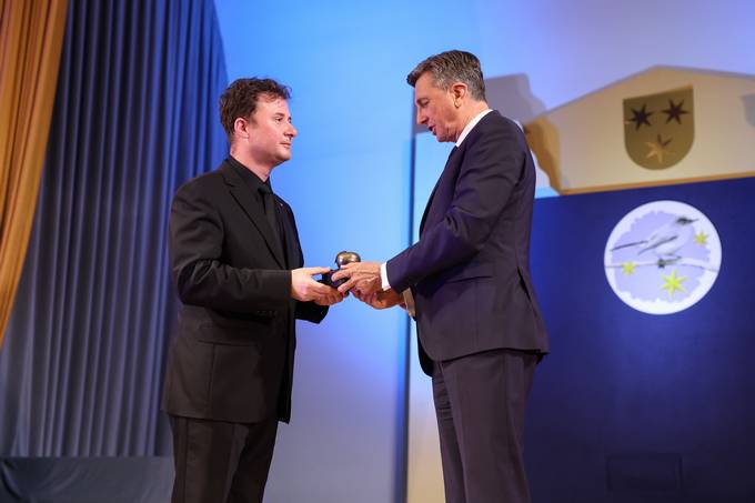 Predsednik republike je na tradicionalnem Pomladnem koncertu vročil jabolko navdiha Gimnaziji Celje - Center in ravnatelju Gregorju Deleji